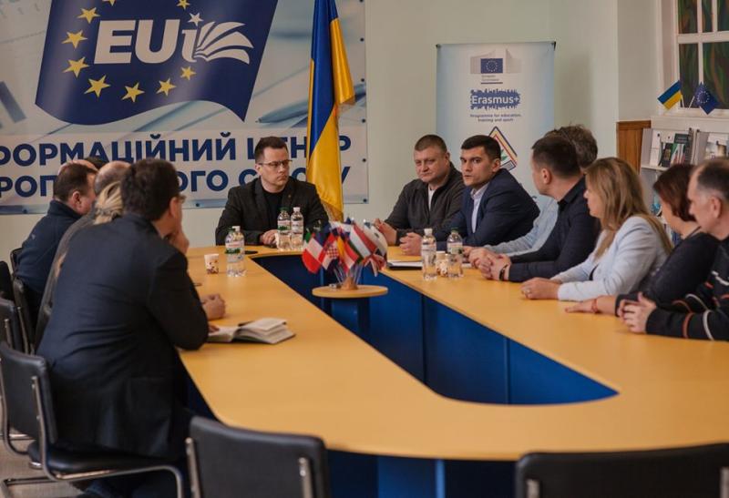 Обговорення міжнародного проекту з промислового вирощування австралійського червоноклешневого раку в Житомирському регіоні