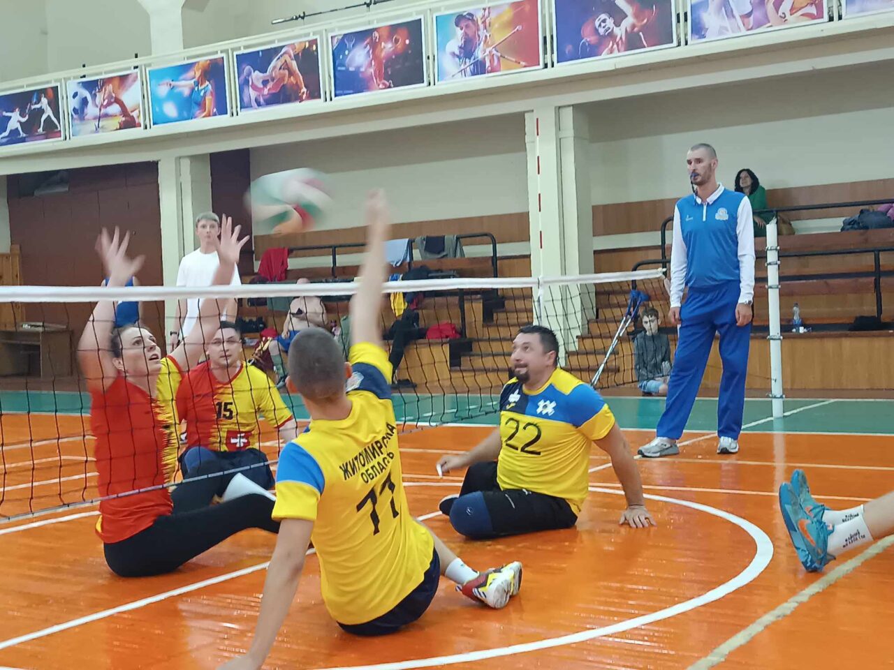 Підтримуємо волейбол сидячи